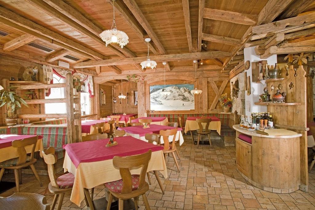 Hotel Garni Soreie Pozza di Fassa Exterior photo